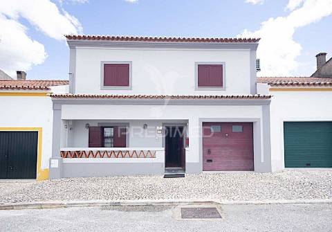 Moradia t4 com logradouro e garagem em pardais, vila viçosa