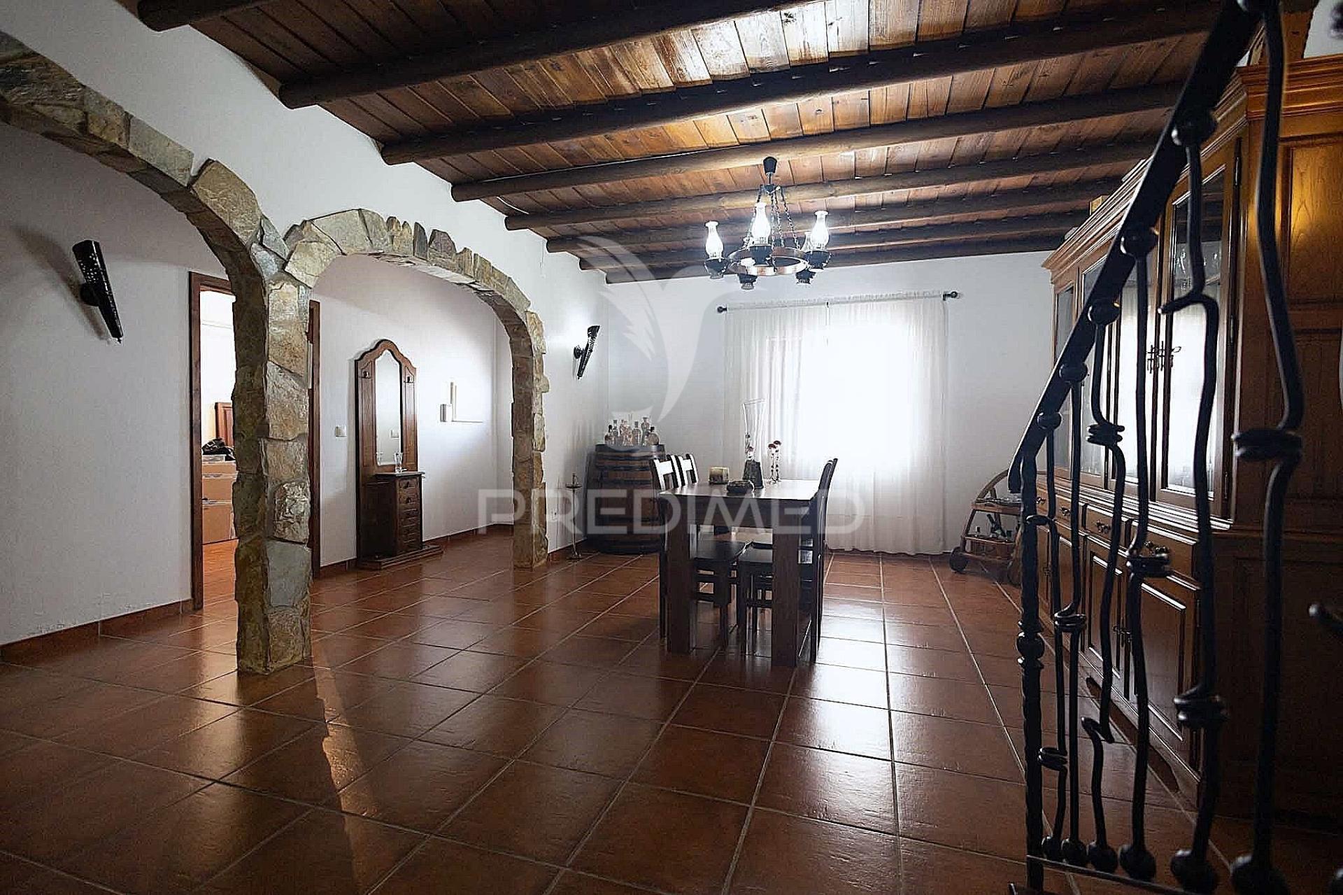 Moradia t4 com logradouro e garagem em pardais, vila viçosa