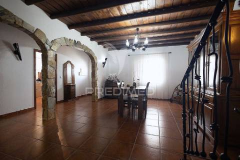 Moradia t4 com logradouro e garagem em pardais, vila viçosa