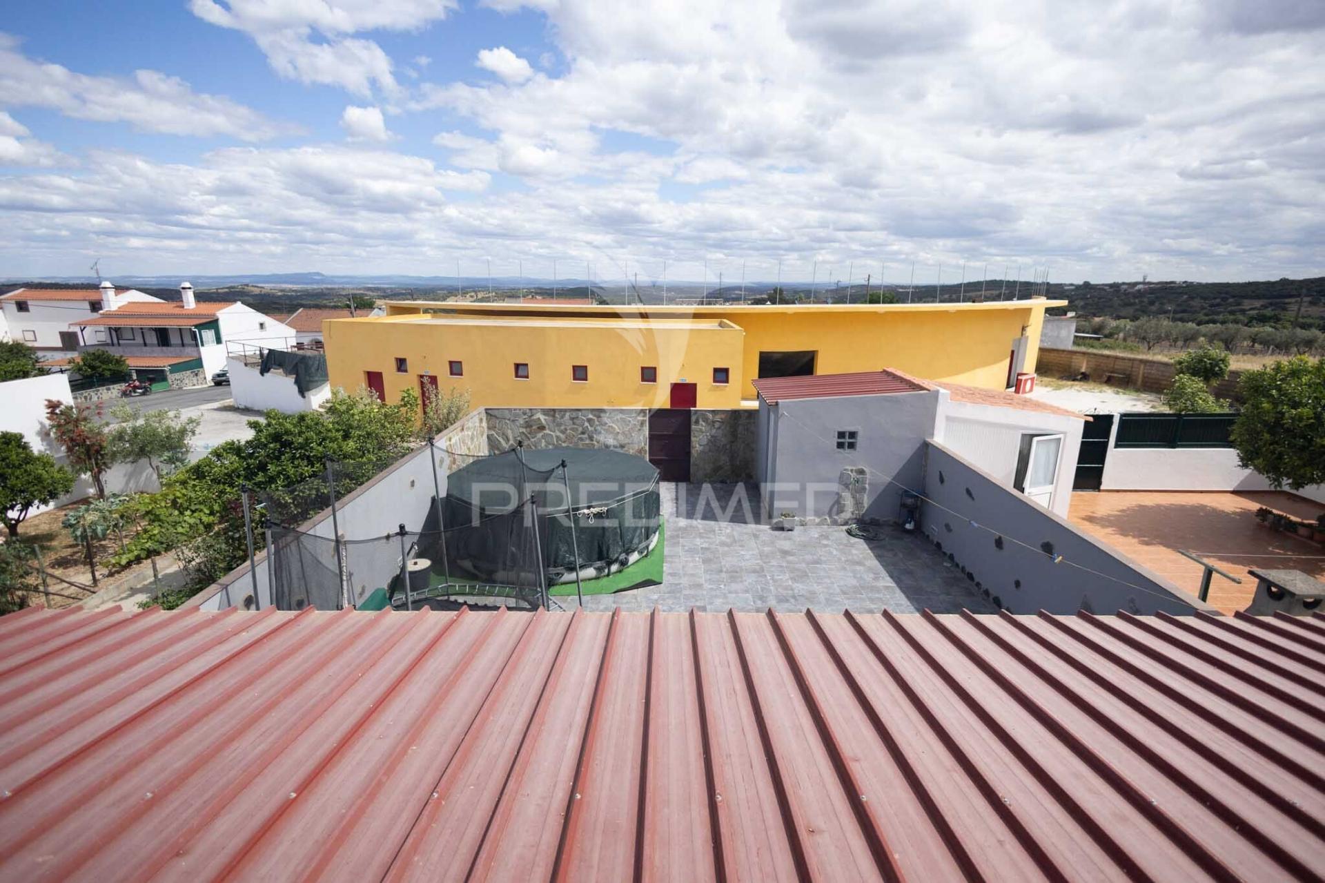 Moradia t4 com logradouro e garagem em pardais, vila viçosa