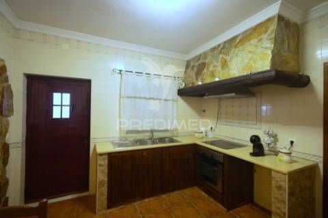 Moradia t4 com logradouro e garagem em pardais, vila viçosa