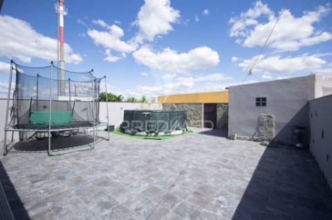 Moradia t4 com logradouro e garagem em pardais, vila viçosa