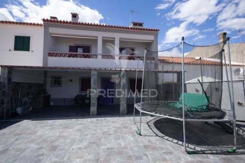 Moradia t4 com logradouro e garagem em pardais, vila viçosa