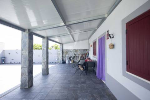 Moradia t4 com logradouro e garagem em pardais, vila viçosa