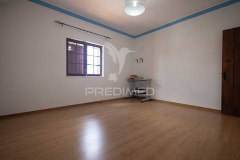 Moradia t4 com logradouro e garagem em pardais, vila viçosa