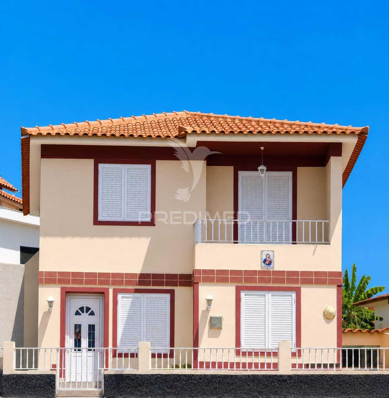 Moradia t3 com excelente localização situada no caniçal