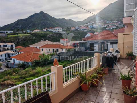 Moradia t3 com excelente localização situada no caniçal