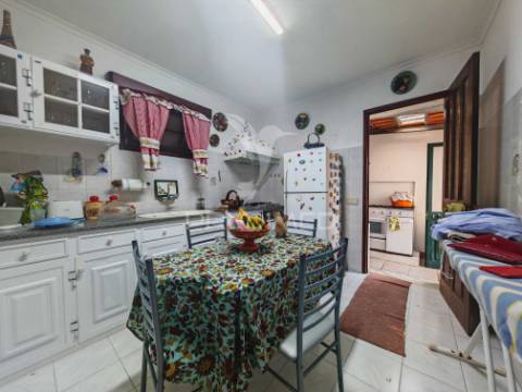 Moradia t3 com excelente localização situada no caniçal