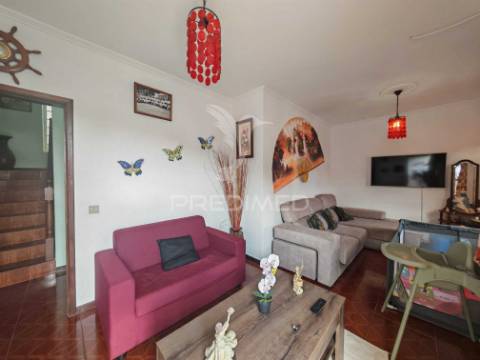 Moradia t3 com excelente localização situada no caniçal