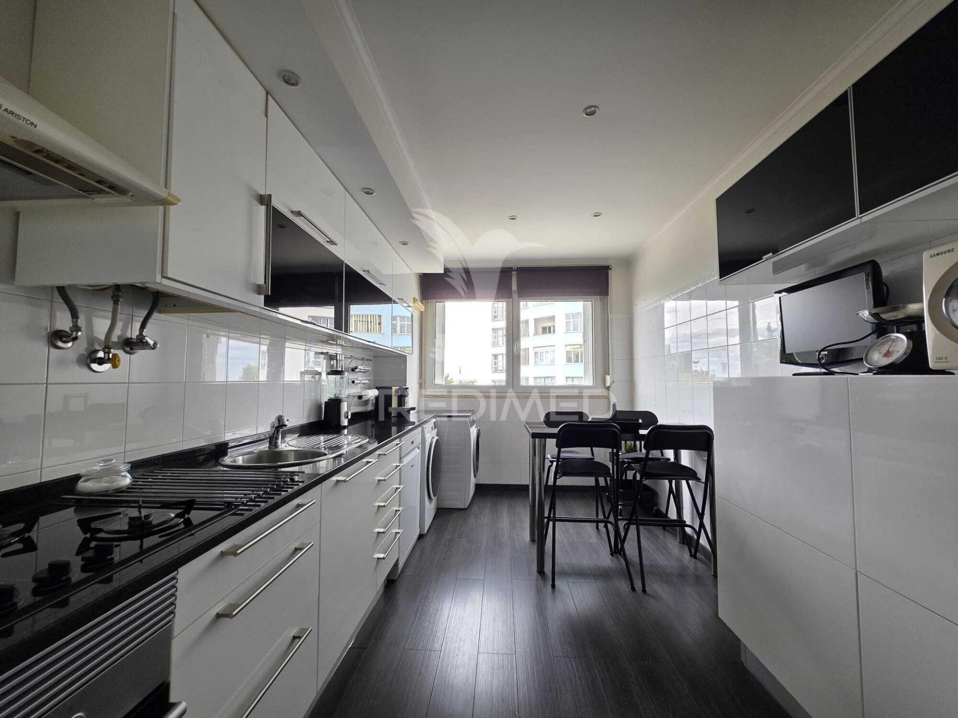 T3 totalmente remodelado na portela | garagem, arrecadação e pronto a habitar