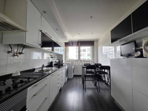 T3 totalmente remodelado na portela | garagem, arrecadação e pronto a habitar