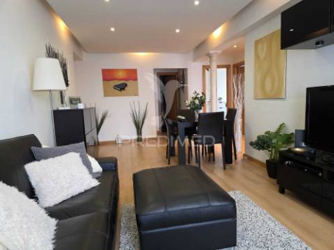 T3 totalmente remodelado na portela | garagem, arrecadação e pronto a habitar