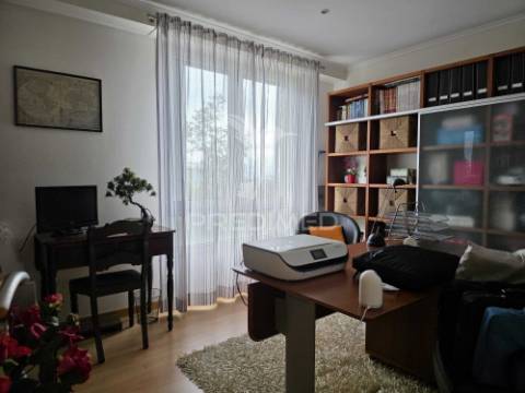 T3 totalmente remodelado na portela | garagem, arrecadação e pronto a habitar