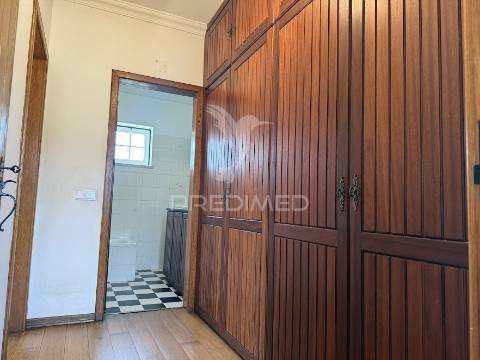 Refúgio exclusivo: propriedade de 4 hectares com moradia de conforto. próxima do mar.