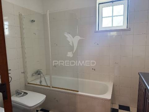 Refúgio exclusivo: propriedade de 4 hectares com moradia de conforto. próxima do mar.