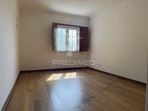 Refúgio exclusivo: propriedade de 4 hectares com moradia de conforto. próxima do mar.