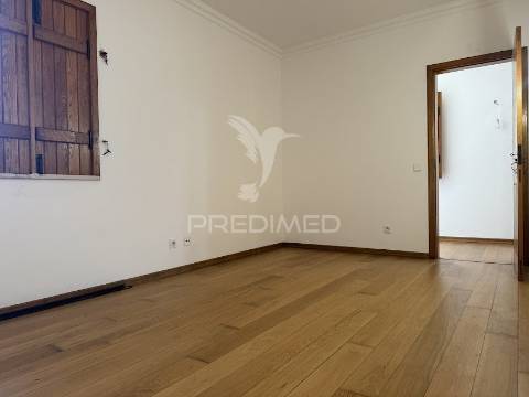 Refúgio exclusivo: propriedade de 4 hectares com moradia de conforto. próxima do mar.