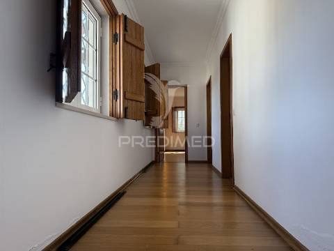 Refúgio exclusivo: propriedade de 4 hectares com moradia de conforto. próxima do mar.