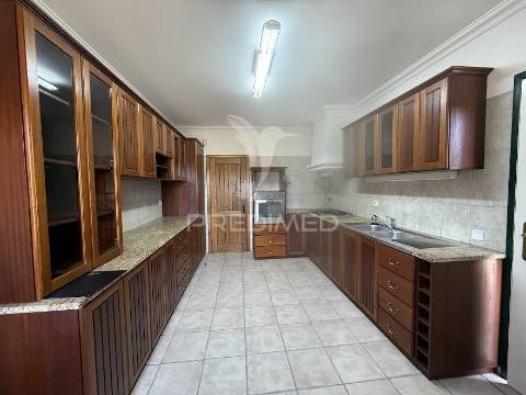 Refúgio exclusivo: propriedade de 4 hectares com moradia de conforto. próxima do mar.