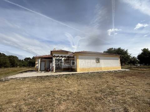 Refúgio exclusivo: propriedade de 4 hectares com moradia de conforto. próxima do mar.