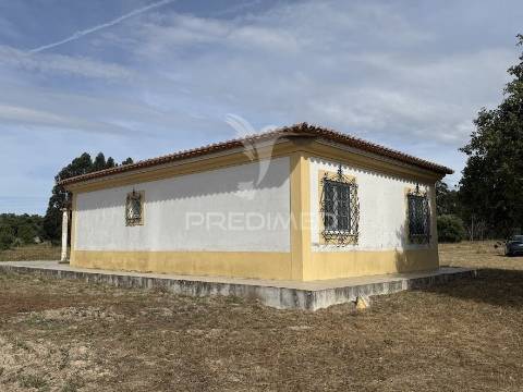 Refúgio exclusivo: propriedade de 4 hectares com moradia de conforto. próxima do mar.
