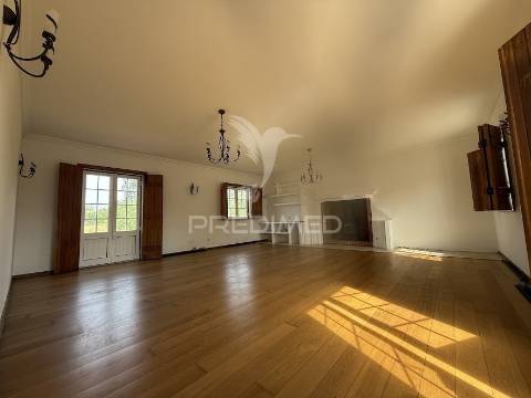 Refúgio exclusivo: propriedade de 4 hectares com moradia de conforto. próxima do mar.