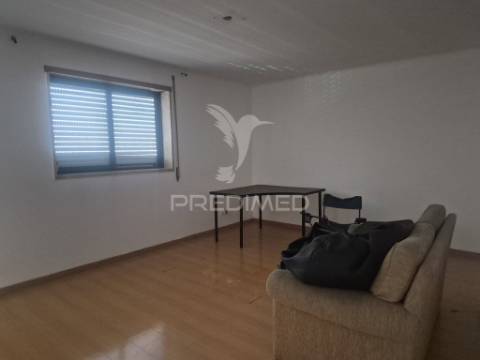 Apartamento t2 com estacionamento na ameixoeira, lisboa