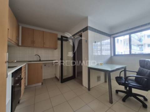 Apartamento t2 com estacionamento na ameixoeira, lisboa