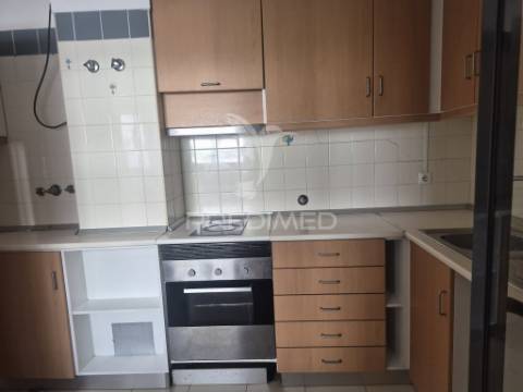 Apartamento t2 com estacionamento na ameixoeira, lisboa