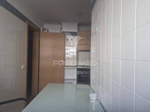 Apartamento t2 com estacionamento na ameixoeira, lisboa