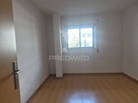Apartamento t2 com estacionamento na ameixoeira, lisboa