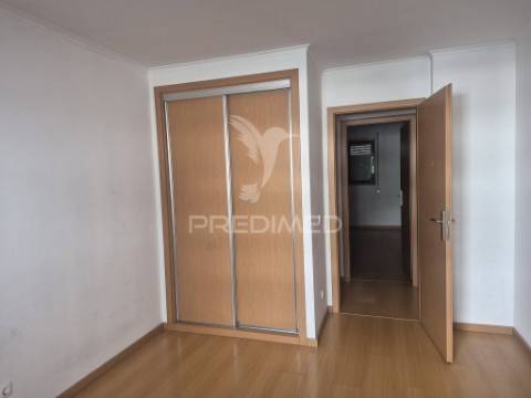 Apartamento t2 com estacionamento na ameixoeira, lisboa