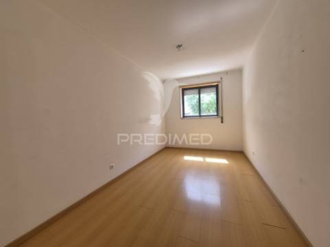 Apartamento t2 com estacionamento na ameixoeira, lisboa