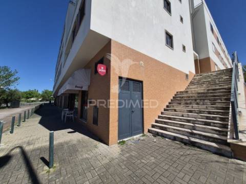 Apartamento t2 com estacionamento na ameixoeira, lisboa