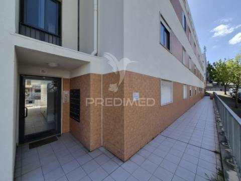 Apartamento t2 com estacionamento na ameixoeira, lisboa