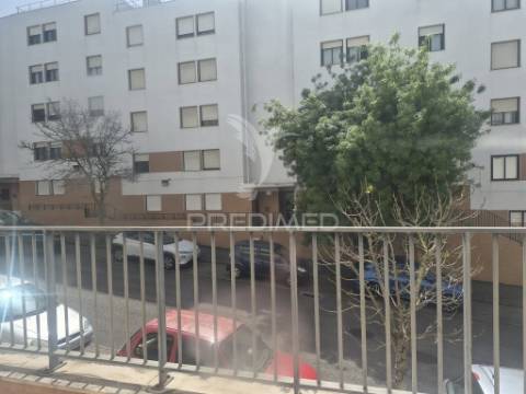 Apartamento t2 com estacionamento na ameixoeira, lisboa