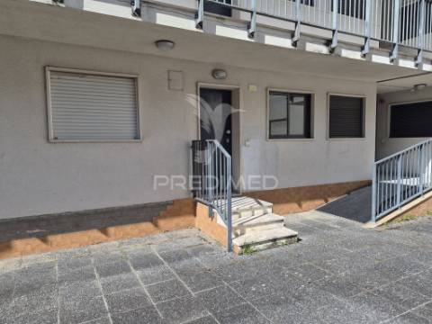 Apartamento t2 com estacionamento na ameixoeira, lisboa
