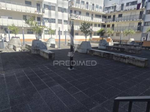 Apartamento t2 com estacionamento na ameixoeira, lisboa