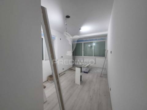Apartamento t4 remodelada laranjeiro