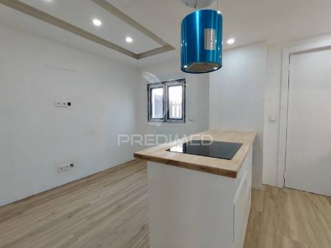 Moradia t2+1 com quintal totalmente remodelada em almada