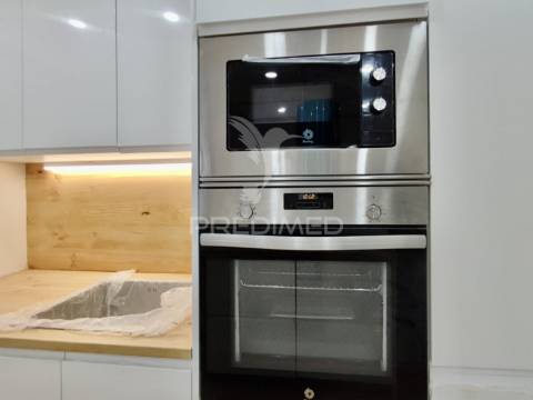Moradia t2+1 com quintal totalmente remodelada em almada