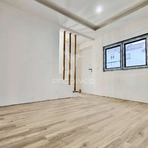 Moradia t2+1 com quintal totalmente remodelada em almada