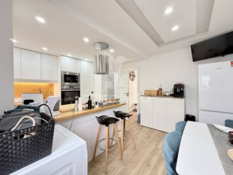Moradia t2+1 com quintal totalmente remodelada em almada