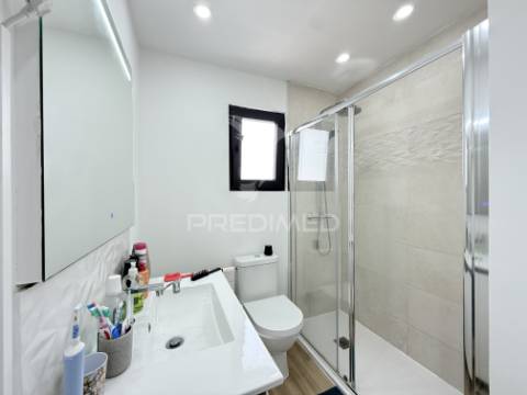 Moradia t2+1 com quintal totalmente remodelada em almada