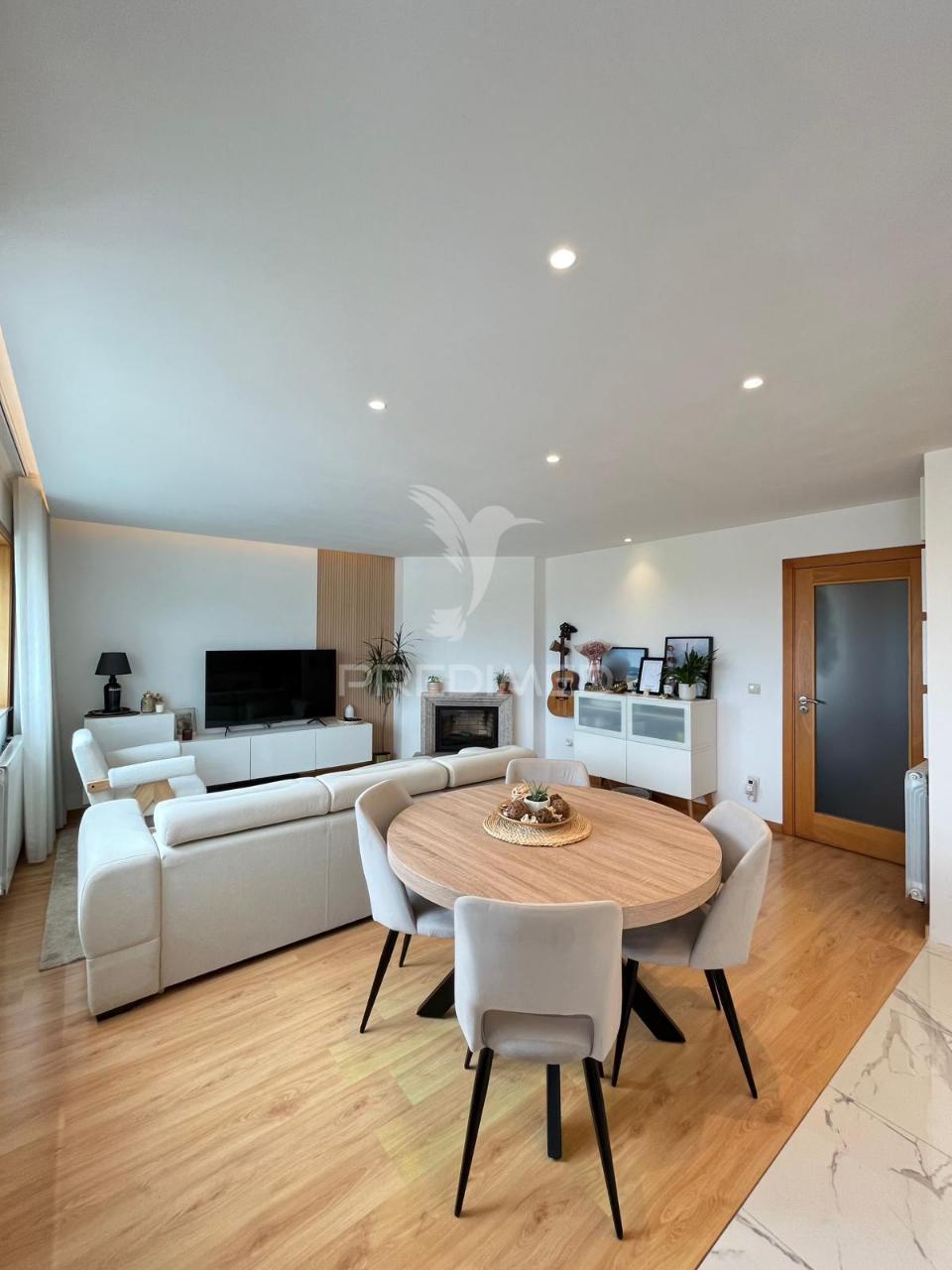 T2 renovado com vista mar | último andar | condominio fechado