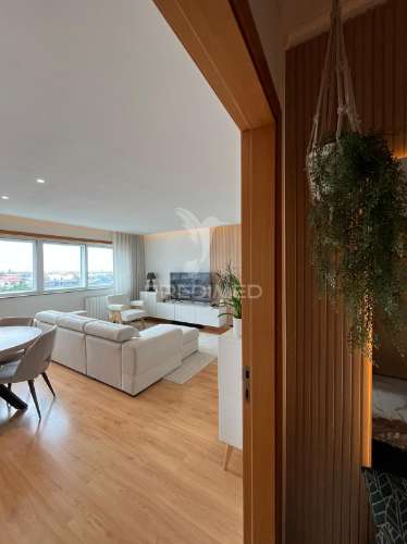 T2 renovado com vista mar | último andar | condominio fechado