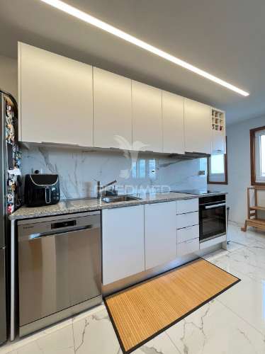 T2 renovado com vista mar | último andar | condominio fechado