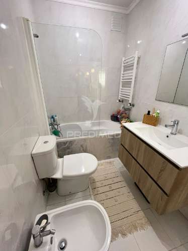 T2 renovado com vista mar | último andar | condominio fechado