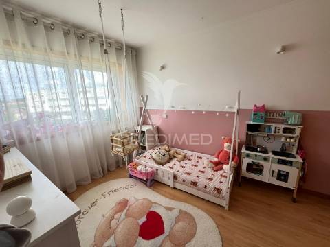 T2 renovado com vista mar | último andar | condominio fechado