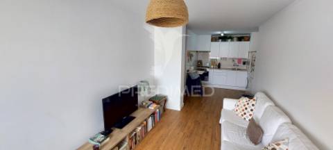 Apartamento t1 na av. general humberto delgado, monte abraão, renovado e pronto a habitar.